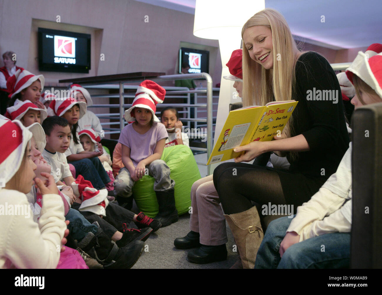 Schauspielerin Gwyneth Paltrow lautet "Ein Fisch, zwei Fische, Red Fish Blue Fish" zur Schule Kinder als Teil der National Education Association gelesen über Amerika Programm in Park City, Utah am 24. Januar 2007. Paltrow ist in Park City auf dem Sundance Film Festival ihr Film zu fördern, "Die Gute Nacht", geschrieben und von ihrem Bruder, Jake Paltrow. (UPI Foto/John-F.-Martin/General Motors) Stockfoto