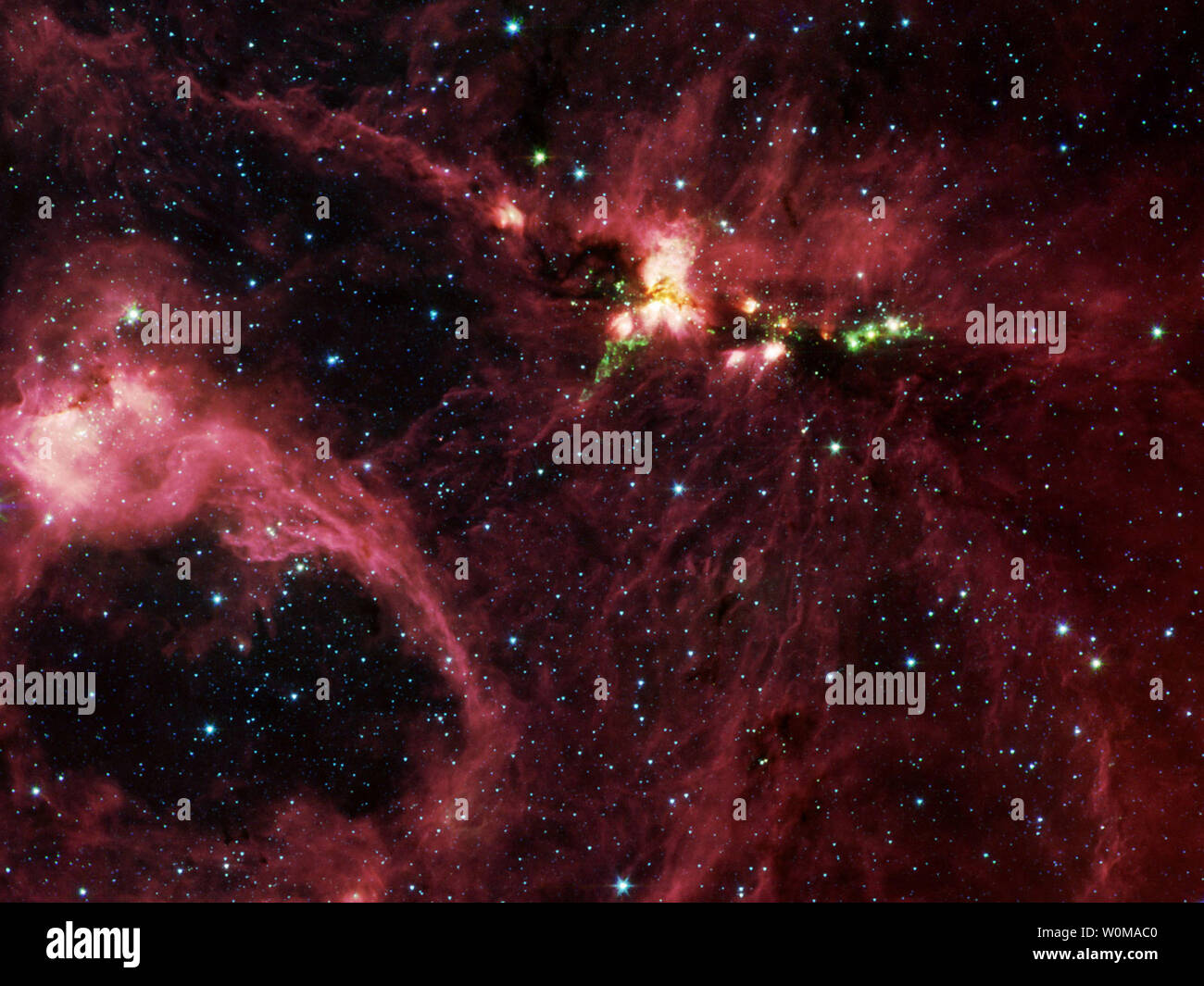 Dieses undatierte NASA Bild zeigt die stellare Kinderstube Molekül cloud DR21, wie aus den Infrarot Weltraumteleskop Spitzer, DR 21 gesehen, in der so viel Platz Staub gehüllt ist, dass kein sichtbares Licht entgeht ihm. (UPI Foto/NASA/JPL/Caltech) Stockfoto