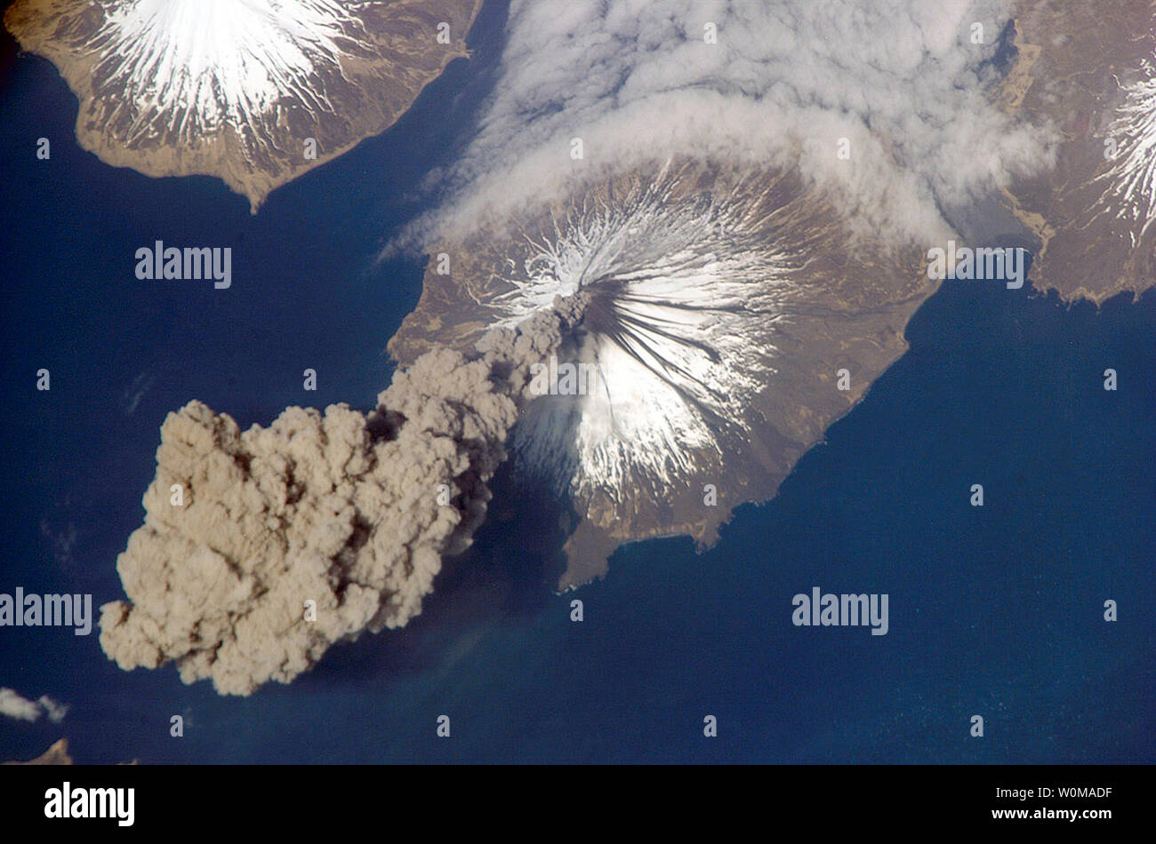 Cleveland Vulkan, auf der westlichen Hälfte der Chuginadak Insel gelegen, produziert eine Wolke aus Asche um 15:00 Uhr Alaska Sommerzeit am 23. Mai 2006. Cleveland Vulkan ist einer der aktivsten der Vulkane in den Aleuten. Flugingenieur Jeff Williams, von der Internationalen Raumstation (ISS) Expedition 13, nahm dieses Foto kurz nach dem Vorgang begonnen hat. Zwei Stunden später, die Feder vollständig aus dem Vulkan und der Alaska Volcano Observatory berichtet, dass die Aschewolke Höhe konnte so hoch wie 6.000 Meter (20.000 Fuß) über dem Meeresspiegel wurden. Felsen abgetrennt. (UPI Foto/Je Stockfoto