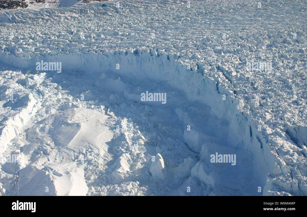 In einem Mai NASA IMAGE 2005, der Ozean break-off Punkt der Helheim Gletscher dargestellt in Südostasien Grönland ist. Eine internationale Konferenz über die globale Erwärmung veröffentlicht einen Bericht vom 6. April 2007 Warnung vor Anstieg des Hungers in der Welt, Überschwemmungen und Artensterben, es sei denn Welt Nationen Maßnahmen ergreifen, um sich an den Klimawandel anzupassen. (UPI Foto/NASA/Wallops) Stockfoto