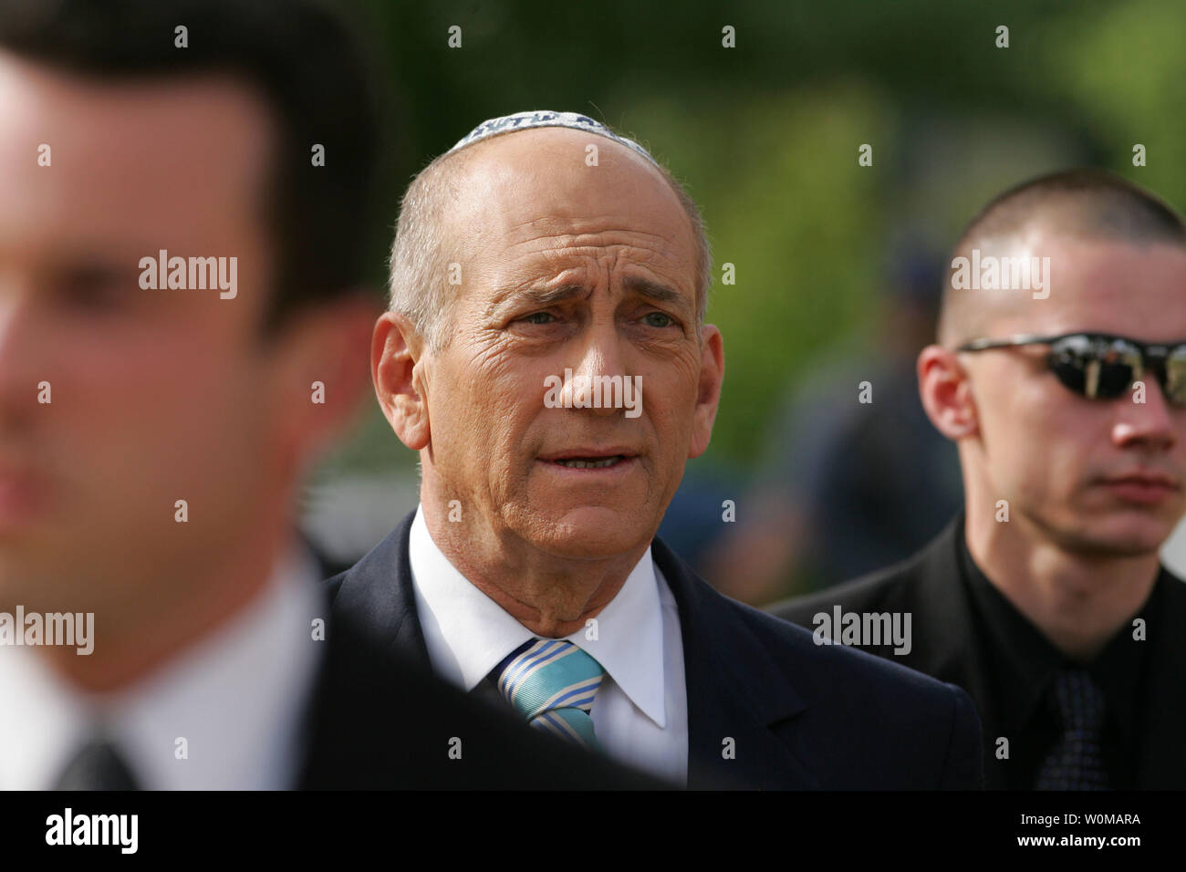 Der israelische Ministerpräsident Ehud Olmert, trug einen Yarmulka (Jüdische skullcap) ist von Bodyguards begleitet, wie er für die erste der jährlichen Gedenktag Zeremonien ankommt, am 22. April 2007 an Munition Hügel in Jerusalem. (UPI Foto/David Silverman/Pool) Stockfoto