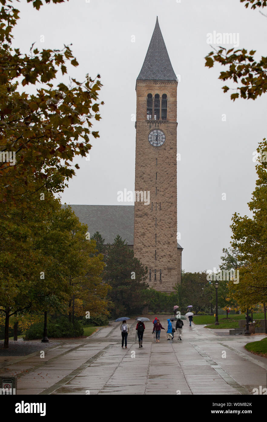 Wandern im Regen an der Cornell University Stockfoto