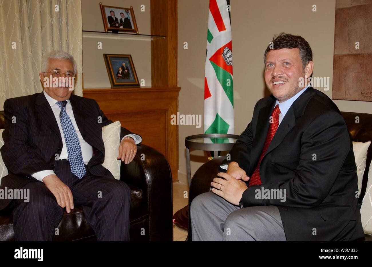 Der palästinensische Präsident Mahmud Abbas (L) und der jordanische König Abdullah II. in Amman, Jordanien am 1. August 2007. (UPI Foto/Omar Rashidi/Palästinensische President's Office) Stockfoto