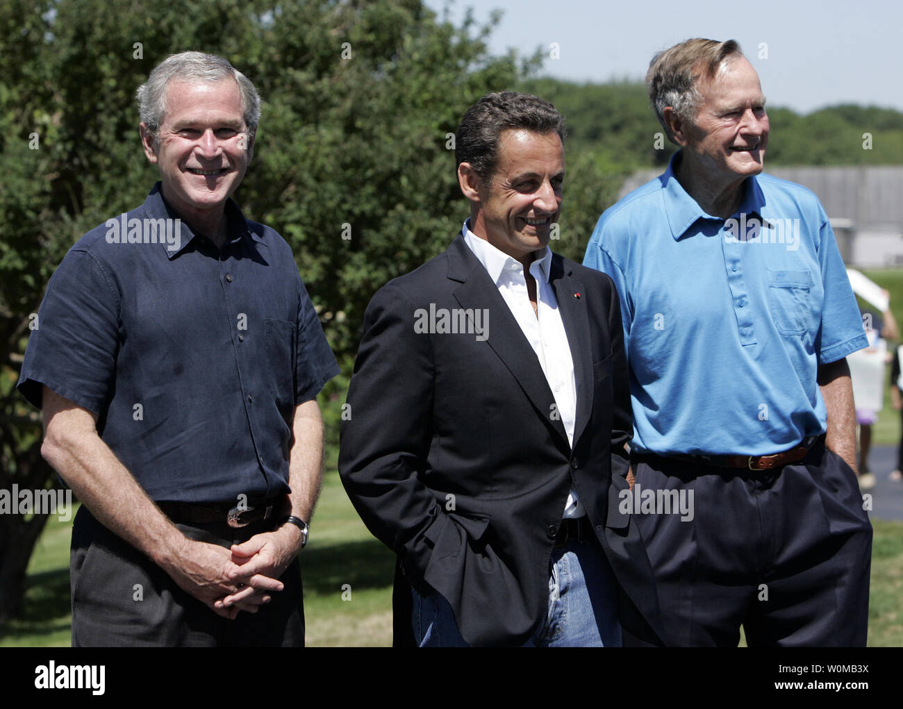 Präsidenten der Vereinigten Staaten George W. Bush und dem französischen Präsidenten Nicolas Sarkozy (C) teilen einen Moment mit dem ehemaligen US-Präsidenten George Bush (R) an Bush in Kennebunkport Oceanfront Estate in Maine am 11. August 2007. Beide verpflichtet, gemeinsam auf der Welt fragen zu arbeiten. (UPI Foto) Stockfoto