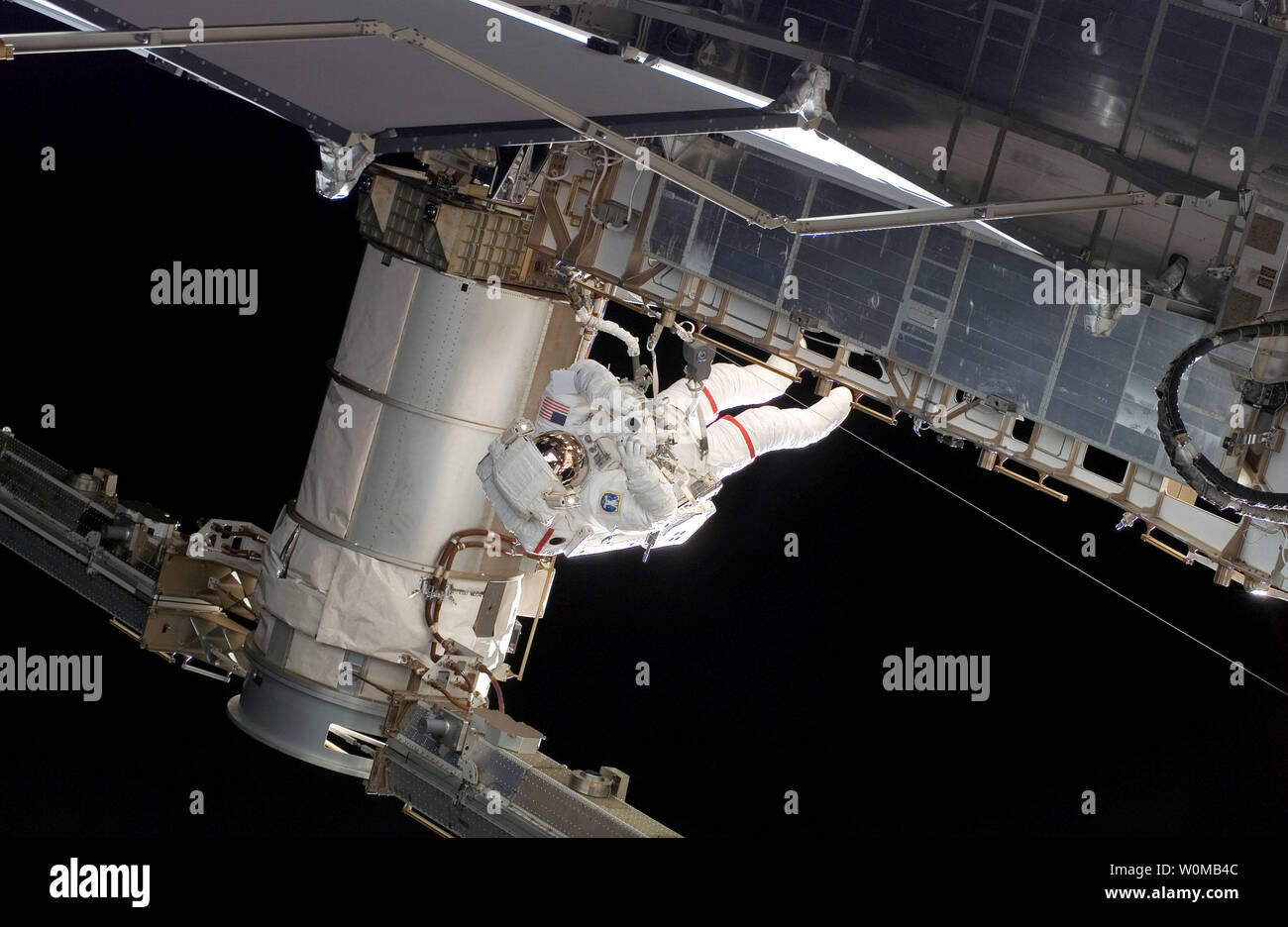 Astronauten Rick Mastracchio STS-118 Mission Spezialisten beteiligt sich an der ersten geplanten Sitzung der Mission für Extra Vehicular Activity (EVA), als Aufbau fährt auf der Internationalen Raumstation, am 11. August 2007. Während der 6-Stunden-, 17-minütige spacewalk Mastracchio befestigt der Steuerbord 5 (S5) von der Station, die Wärme - die Ablehnung Kühler von Port 6 (P6) der Station eingefahren, und mehrere bekommen Aufgaben. Stockfoto