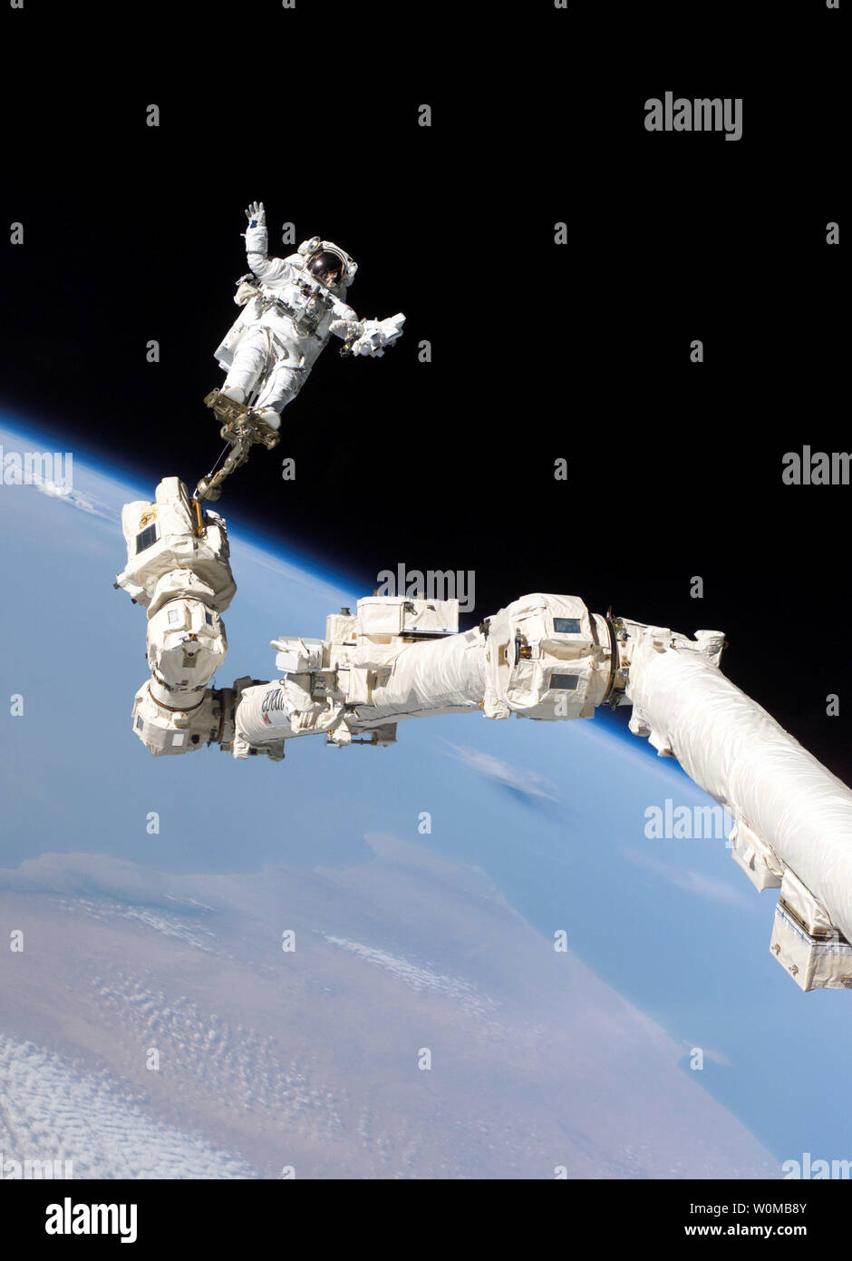 Zu einem Fuß Zurückhaltung auf dem Roboterarm der Internationalen Raumstation verankert, STS-114 Mission Specialist Steve Robinson nimmt an der dritten Außenbordeinsatz der Mission am 5. August 2005. Die NASA feiert den 50. Jahrestag der Space Age vom Oktober 4, 1957 Start von Sputnik, den ersten künstlichen Satelliten der Welt, der Sowjetunion. (UPI Foto/NASA/Dateien) Stockfoto