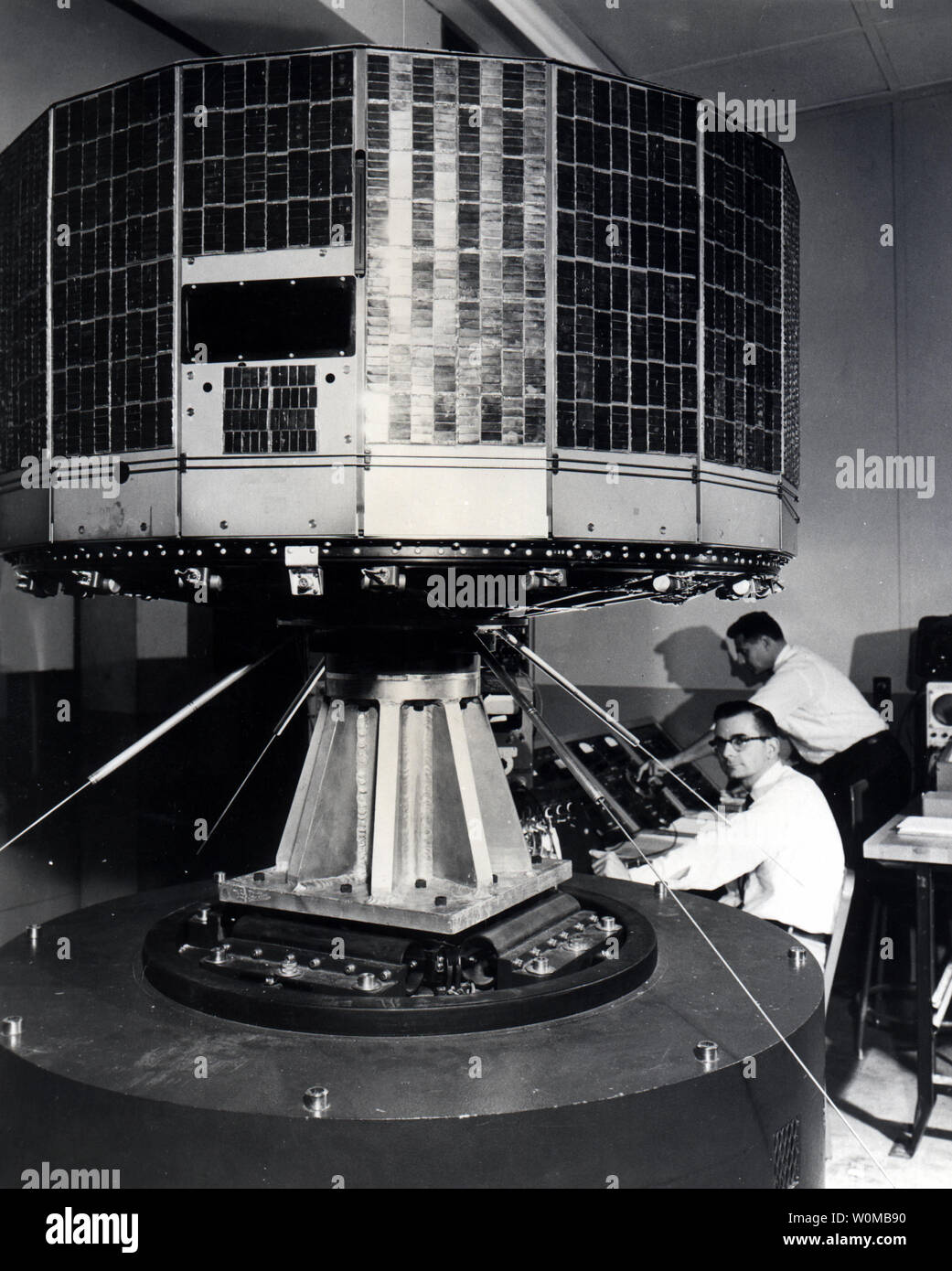 Wissenschaftler geben eine Vibration Test zu den Fernseher Infrarot Erdbeobachtungssatellit (tiros) an der Astro-Electronic Products Division von RCA in Princeton, New Jersey, April 1, 1960. TIROS war die NASA erste experimentelle Schritt, um festzustellen, ob die Satelliten nützlich sein könnten, um die Erde zu studieren. Die NASA feiert den 50. Jahrestag der Space Age vom Oktober 4, 1957 Start von Sputnik, den ersten künstlichen Satelliten der Welt, der Sowjetunion. (UPI Foto/NASA/Dateien) Stockfoto