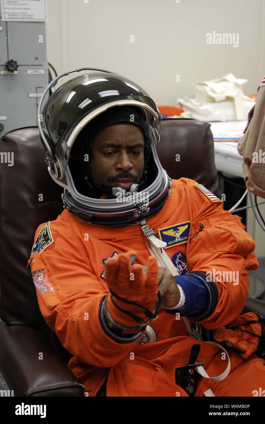 Mission Specialist Leland Melvin prüft den Sitz seiner Handschuhe nach dem Überstreifen der Start und Eintrag Anzug als Teil der Terminal Countdown Demonstration Test Aktivitäten im Kennedy Space Center in Florida am 30. November 2007. Die Mission STS-122 Start ist für den 6. Dezember vorgesehen. (UPI Foto/Kim Shiflett/NASA) Stockfoto