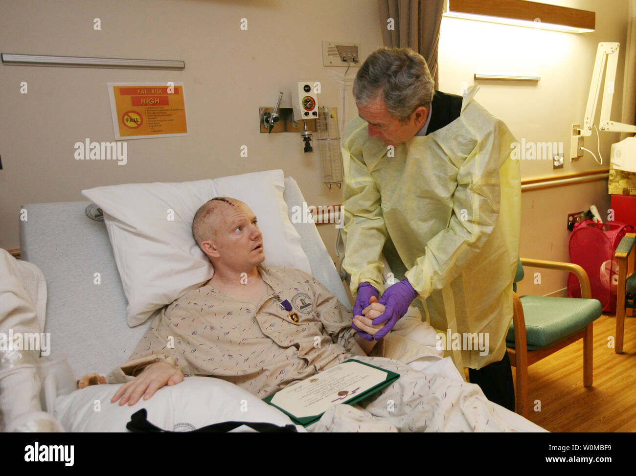 Us-Präsident George W. Bush besucht mit US-Armee Kapitän Patrick J. Horan von West Springfield, Virginia, an der National Naval Medical Center in Bethesda, Maryland am 19. Dezember 2007. Präsident Bush ausgezeichnet Horan ein violettes Herz Medaille und Zitat. Kapitän Horan erholt von einer Kopfverletzung in der Operation Iraqi Freedom. (UPI Foto/Joyce N. Boghosian/White House Photo Office). Stockfoto