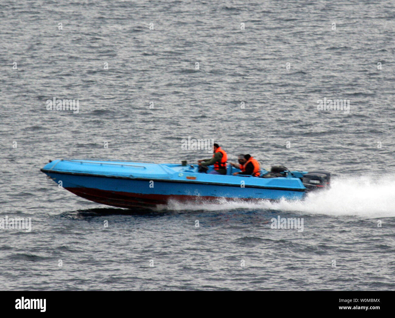 Kleine Handwerks vermutet aus der Islamischen Republik Iran Revolutionary Guard Marine (IRGCN), Manöver aggressiv in der Nähe von der US-Navy Aegis-Klasse cruiser USS Port Royal (CG73), Aegis-Klasse Zerstörer USS Hopper (DDG70) und die Fregatte USS Ingraham (FFG 61) im Persischen Golf am 6. Januar 2008. Alle drei Schiffe wurden Dämpfen in der Ausbildung und hatte gerade eine Routine Straße von Hormuz transit abgeschlossen. Koalition Schiffe, einschließlich der Schiffe der US-Marine, die routinemäßig in der Nähe von sowohl Islamische Republik Iran Marine und IRGCN Schiffe und Flugzeuge, ohne Zwischenfall. (UPI Foto/US-N Stockfoto