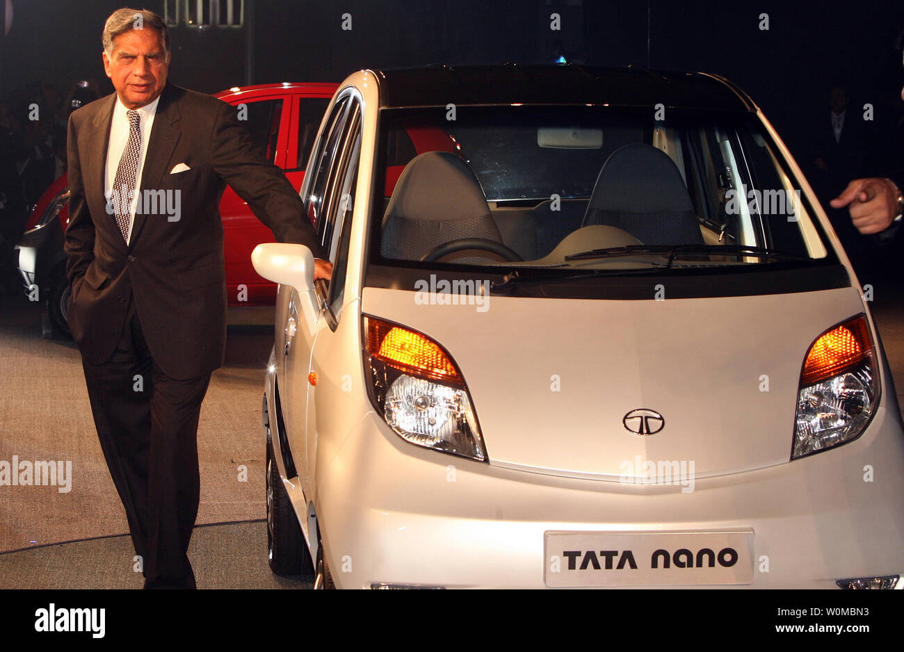 Tata Firma Vorsitzender Ratan Tata kündigt den neuen Tata Nano für das 9. Auto Expo in New Delhi, Indien, Donnerstag, 10. Januar 2008. Die indische Tata Motors stellte seine uns erwartete $ 2.500 Auto, eine ultracheap Preis, bringt Auto Besitz in die Hände von Millionen von Menschen auf der ganzen Welt. Tata behauptet, dass der Nano, das billigste Auto der Welt ist. (UPI Foto) Stockfoto