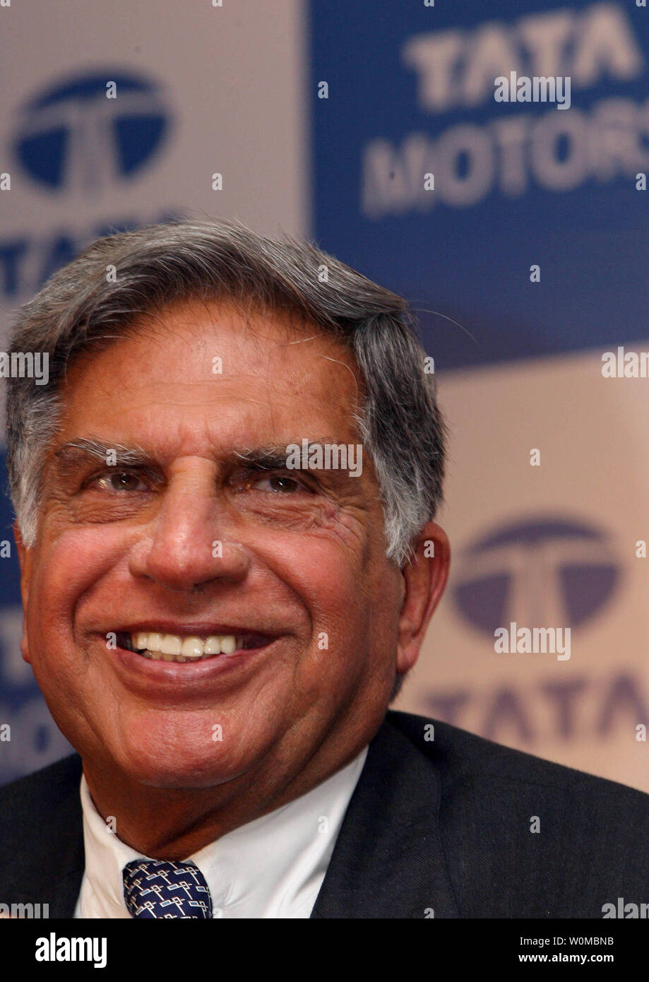 Tata Firma Vorsitzender Ratan Tata kündigt den neuen Tata Nano für das 9. Auto Expo in New Delhi, Indien, Donnerstag, 10. Januar 2008. Die indische Tata Motors stellte seine uns erwartete $ 2.500 Auto, eine ultracheap Preis, bringt Auto Besitz in die Hände von Millionen von Menschen auf der ganzen Welt. Tata behauptet, dass der Nano, das billigste Auto der Welt ist. (UPI Foto) Stockfoto