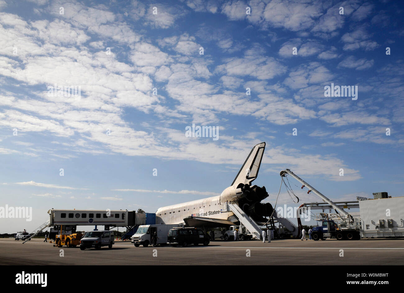 Das Space Shuttle Atlantis (STS-122) wird durch die Unterstützung von Fahrzeugen und Mannschaft am Shuttle Landing Facility im Kennedy Space Center, Florida gewartet, nachdem er landete bei 9:07 morgens am 20. Februar 2008. Atlantis und die Crew von STS-122 abgeschlossen Lieferung von (ESA) Columbus-Labor der ESA zur Internationalen Raumstation. (UPI Foto/Bill Ingalls/NASA) Stockfoto