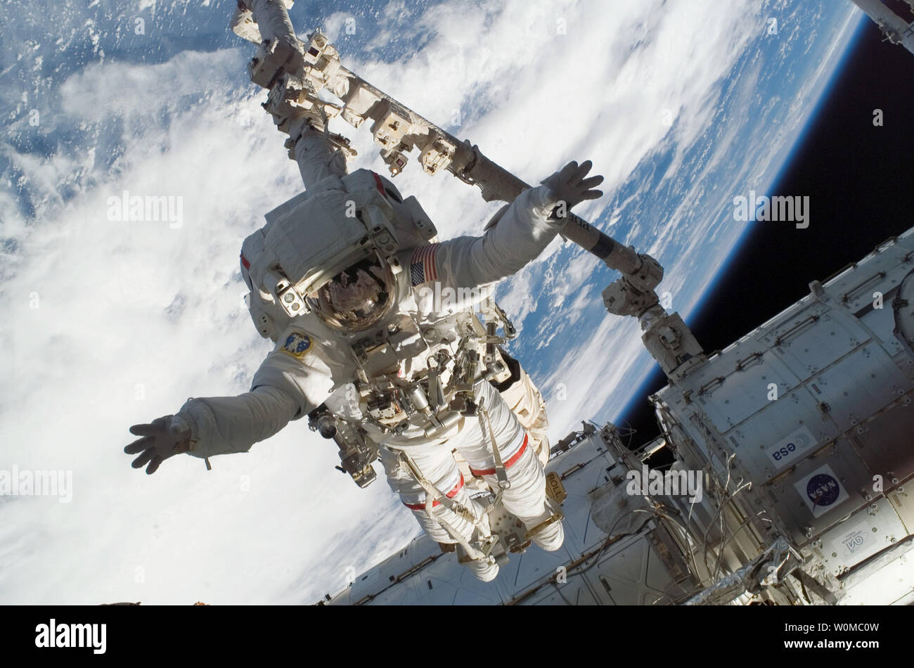 Zu einem Canadarm2 mobile Fuß Zurückhaltung verankert, STS-123 Mission Specialist astronaut Rick Linnehan beteiligt sich an der ersten planmäßigen Sitzung der Mission für Extra Vehicular Activity (EVA) als Bau und Instandhaltung weiter auf der Internationalen Raumstation am 14. März 2008. Während der 7-Stunden- und 1-minute Spacewalk, Linnehan und Expedition 16 Bordingenieur astronaut Garrett Reisman (Frame) bereit, die Japanischen Logistics Module - unter Druck stehende Abschnitt (JLP) zum Entfernen aus der Ladebucht des Space Shuttle Endeavour, eröffnete die Mittellinie Liegestelle Kamerasystem auf der Oberseite der Harmonie Stockfoto