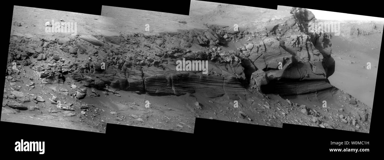 Dieser Mars Exploration Rover Gelegenheit Pancam 'Super-Lösung 'Mosaik zeigt ca. 6 Meter (20 Fuß) hohe Felswand der Kap Verde durch die Rover von innen Victoria Krater genommen, während des Abstiegs des Rovers in die Duck Bay am 2. November 2007. Super-Resolution ist ein bildgebendes Verfahren, die Informationen nutzt von mehreren Bildern mit dem gleichen Ziel, um ein Bild mit einer höheren Auflösung zu generieren als jede der einzelnen Bilder. (UPI Foto/NASA/JPL-Caltech/Cornell University) Stockfoto