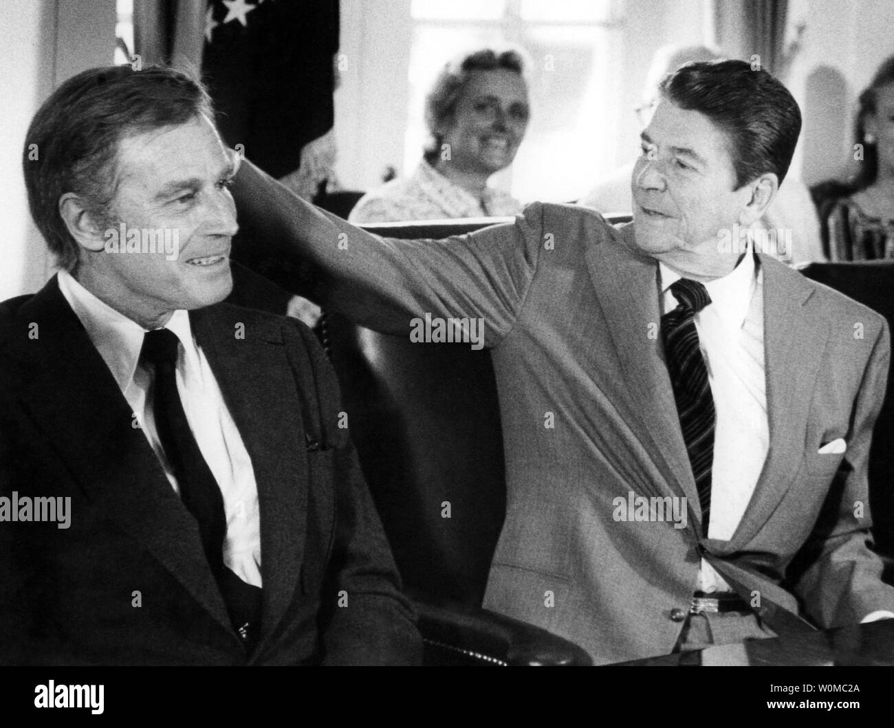 Charlton Heston starb im Alter von 84 Jahren in seinem Haus in Beverly Hills am 5. April 2008. Er ist in diesem Juni 1, 1981 Foto mit Präsident Ronald Reagan bei einem Treffen mit dem Präsidenten der Geisteswissenschaften Task Force. (UPI Foto/Larry Rubenstein/Dateien) Stockfoto