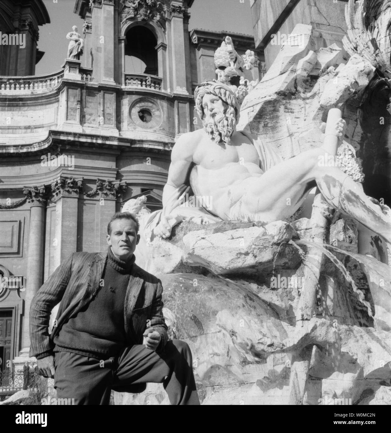 Charlton Heston starb im Alter von 84 Jahren in seinem Haus in Beverly Hills am 5. April 2008. Er ist in diesem Jahr 1961 Datei Foto eine Pause während der Vorbereitungen während der Dreharbeiten zu "Die Taube, nahm Rom", die 1962 uraufgeführt wurde. (UPI Foto/Dateien) Stockfoto