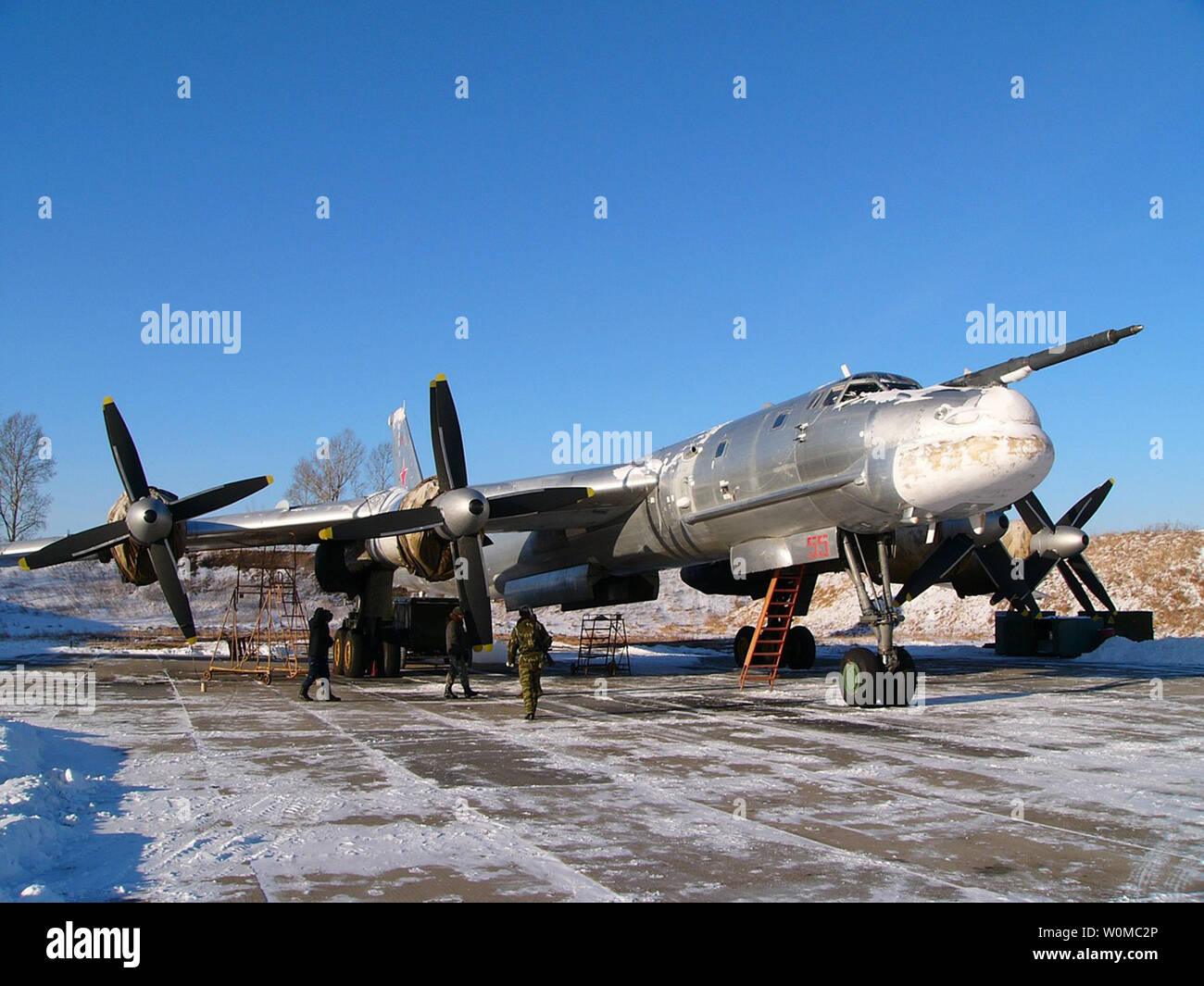 Eine russische Luftwaffe Tu-95 "Bear" Bomber dargestellt in einem undatierten Foto ist. Russische Luftwaffe Kommandanten bestehen Ihre fortgesetzt strategischer Bomber über den Nordatlantik mit internationalem Recht entsprechen. (UPI Foto/Russische Luftwaffe) Stockfoto