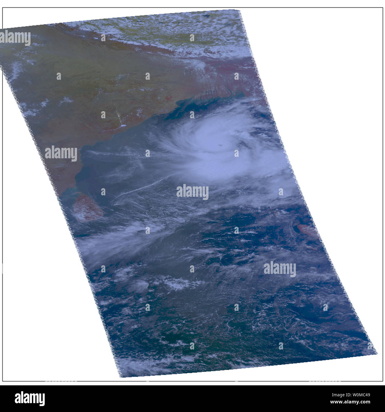 In diesem Bild von der NASA atmosphärischen Infrarot Echolot Instrument auf der NASA-Raumsonde Aqua, Zyklon Nargis wird dargestellt, wenn es war ein Kategorie 1 Hurrikan 370 Meilen westlich von Yangon, Myanmar am 1. Mai 2008. Tropischer Wirbelsturm Nargis überschwemmt die Region am 4. Mai 2008. Die Zahl der Todesopfer aus dem Zyklon und seine Folgen zu befürchten 100.000 Leben schlagen oder nicht überschreiten. (UPI Foto/NASA/MODIS Rapid Response Team) Stockfoto