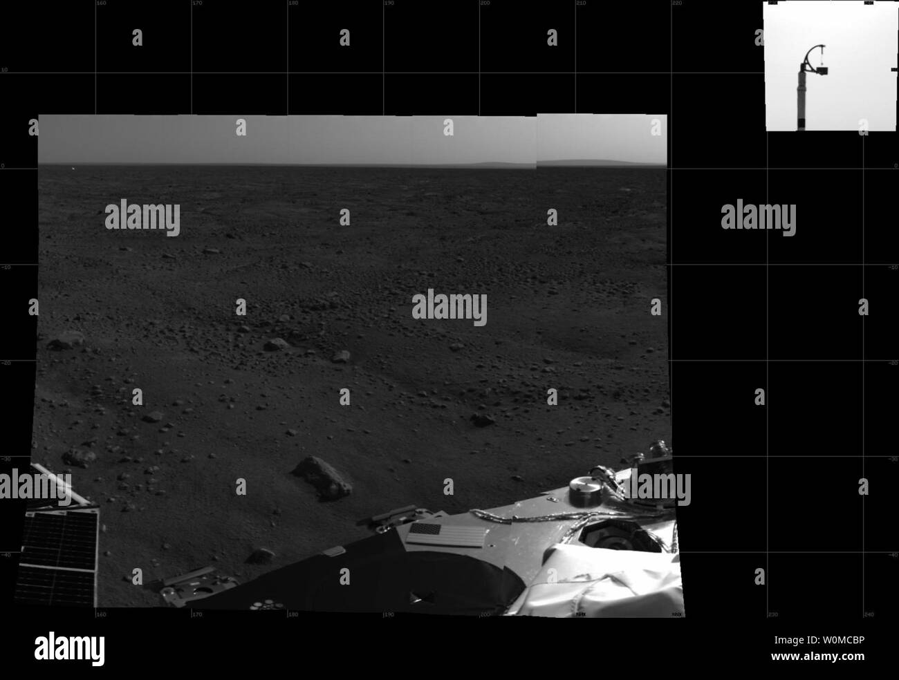 Neue Daten zurück strahlte von Phoenix am 26. Mai 2008 zeigen, dass es sich bei guter Gesundheit nach der ersten Nacht auf dem Mars. NASA's Phoenix Mars Lander auf dem roten Planeten 4:53:00 Uhr pazifischer Zeit (7:53 Uhr Eastern Time), 25. Mai 2008, in der arktischen Region Vastitas Borealis, bei 68 Grad nördlicher Breite und 234 Grad östlicher Länge. Dies ist eine ungefähre-Farben Bild kurz nach der Landung mit der Außenfläche des Raumfahrzeugs Stereo Imager genommen. (UPI Foto/NASA/JPL-Caltech/Universität von Arizona / Texas A&M) Stockfoto