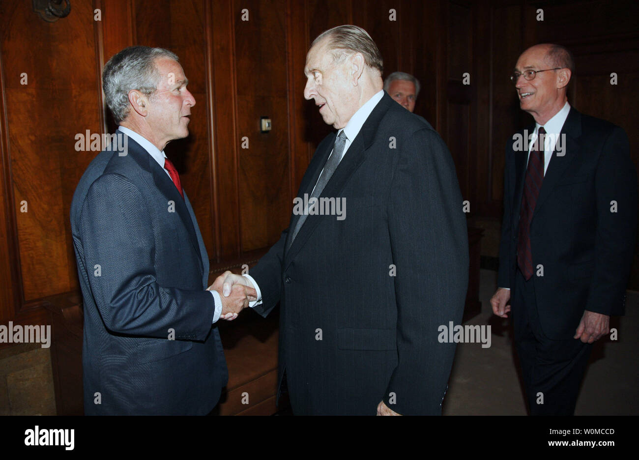 Us-Präsident George W. Bush (L) grüsst Thomas Monson, Präsident der Kirche Jesu Christi der Heiligen der Letzten Tage am Hauptsitz der Kirche in Salt Lake City am 29. Mai 2008. Am Recht ist Henry Eyring, Erste Ratschläge in den Rat der Zwölf. (UPI Foto/Eric Draper/Weiße Haus) Stockfoto