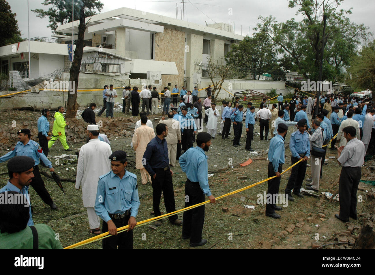 Pakistan Sicherheit Beamte untersuchen sie die Website von einem Bombenanschlag auf die dänische Botschaft in Islamabad, Pakistan am Montag, 2. Juni 2008. Eine Bombe ging außerhalb der Dänischen Botschaft in der pakistanischen Hauptstadt am Montag mindestens vier Menschen getötet und mehrere verletzt wurden, sagten Beamte. (UPI Foto/Sajjad Ali Qureshi) Stockfoto