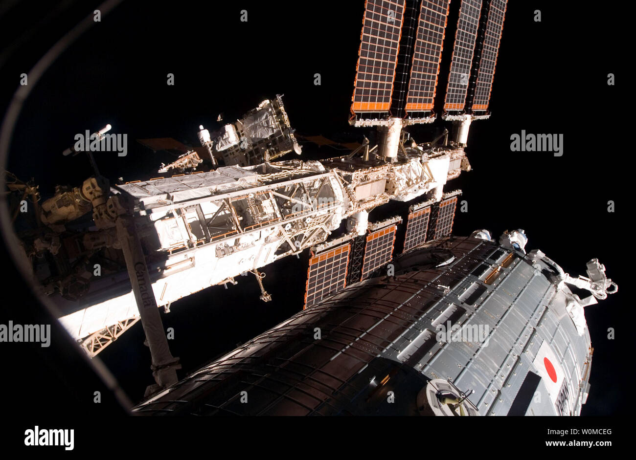 Die neu installierte japanische Experimentmodul oder JEM, auch Kibo genannt, zu sehen ist die Internationale Raumstation angebracht, im unteren Teil des Rahmens, 8. Juni 2008. (UPI Foto/NASA) Stockfoto