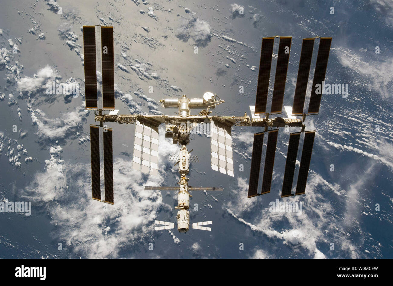 Die Internationale Raumstation ist vom Space Shuttle Discovery gesehen, wie die beiden Raumfahrzeuge ihre relative Trennung am 11. Juni 2008 beginnen. Zuvor hatte die STS-124 und Expedition 17 Mannschaften abgeschlossen fast neun Tage der kooperative Arbeit an Bord des Shuttle und Bahnhof. (UPI Foto/NASA/JSC) Stockfoto