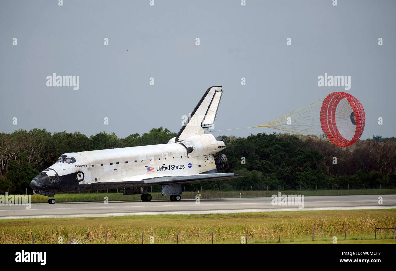 Das Space Shuttle Discovery aufsetzt um 11:15 Uhr EDT im Kennedy Space Center in Florida am 14. Juni 2008. Während der 13-tägigen Mission, Entdeckung und die Crew von STS-124 geliefert neue Komponenten des japanische Experimentmodul Kibo, oder, auf der Internationalen Raumstation und der Kanadier - Special Purpose geschickte Manipulator, um die Internationale Raumstation gebaut. (UPI Foto/Bill Ingalls/NASA) Stockfoto