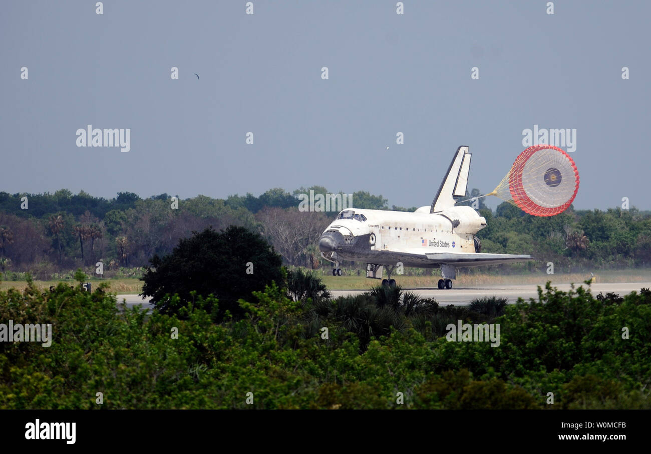 Das Space Shuttle Discovery aufsetzt um 11:15 Uhr EDT im Kennedy Space Center in Florida am 14. Juni 2008. Während der 13-tägigen Mission, Entdeckung und die Crew von STS-124 geliefert neue Komponenten des japanische Experimentmodul Kibo, oder, auf der Internationalen Raumstation und der Kanadier - Special Purpose geschickte Manipulator, um die Internationale Raumstation gebaut. (UPI Foto/Bill Ingalls/NASA) Stockfoto