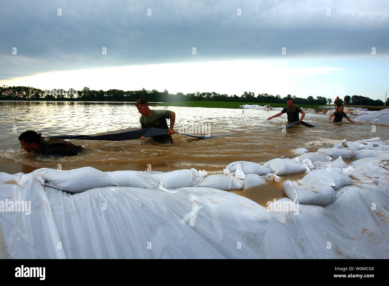 Marinesoldaten und Matrosen des Bataillon Landung Team 2/6, 26 Marine Expeditionary Unit, bewegen Sie einen Schlauch durch das Wasser aus dem White River in Elnore, Indiana am 9. Juni 2008. Die lokalen Behörden in Elnora beantragt der 26 MEU unterstützen die Deiche von Überflutung des White River zu verstärken. (UPI Foto/Lanze Cpl. Patrick M. Johnson-Campbell/USMC) Stockfoto