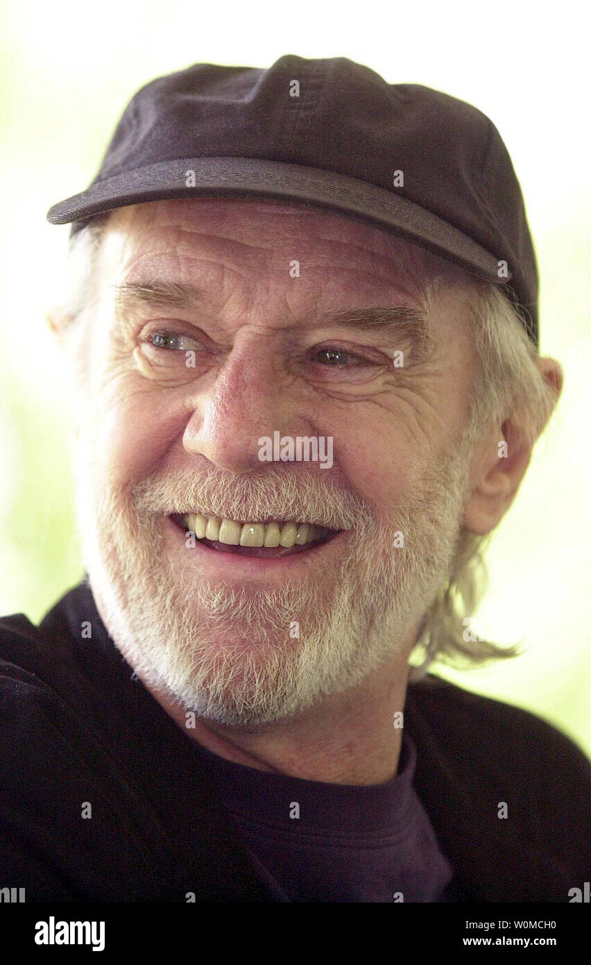 Schauspieler George Carlin starb an Herzversagen in Santa Monica, Kalifornien Ende Juli 22, 2008. Er ist in der Datei Foto in einem Rundfunkinterview in Forest Park in St. Louis, Missouri, 8. Mai 2001 gezeigt. (UPI Foto/Rechnung Greenblatt/Dateien) Stockfoto