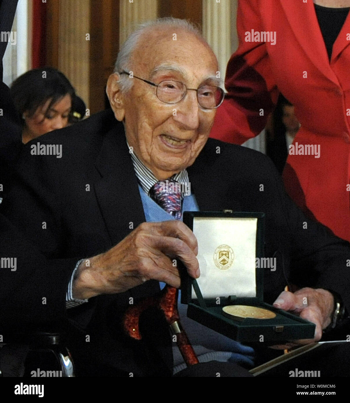 Herzchirurg Dr. Michael Debakeys, dargestellt am 23. April 2008 nach Erhalt einer Congressional Gold Medal in Washington war, starb im Alter von 99 Jahren an den natürlichen Ursachen in Houston am 11. Juli 2008. Debakeys ist mit Start der Mobile Army Surgical Hospital (M.A.S.H.) und der Perfektionierung der Herztransplantation Verfahren gutgeschrieben. (UPI Foto/Roger L. Wollenberg/Datei) Stockfoto