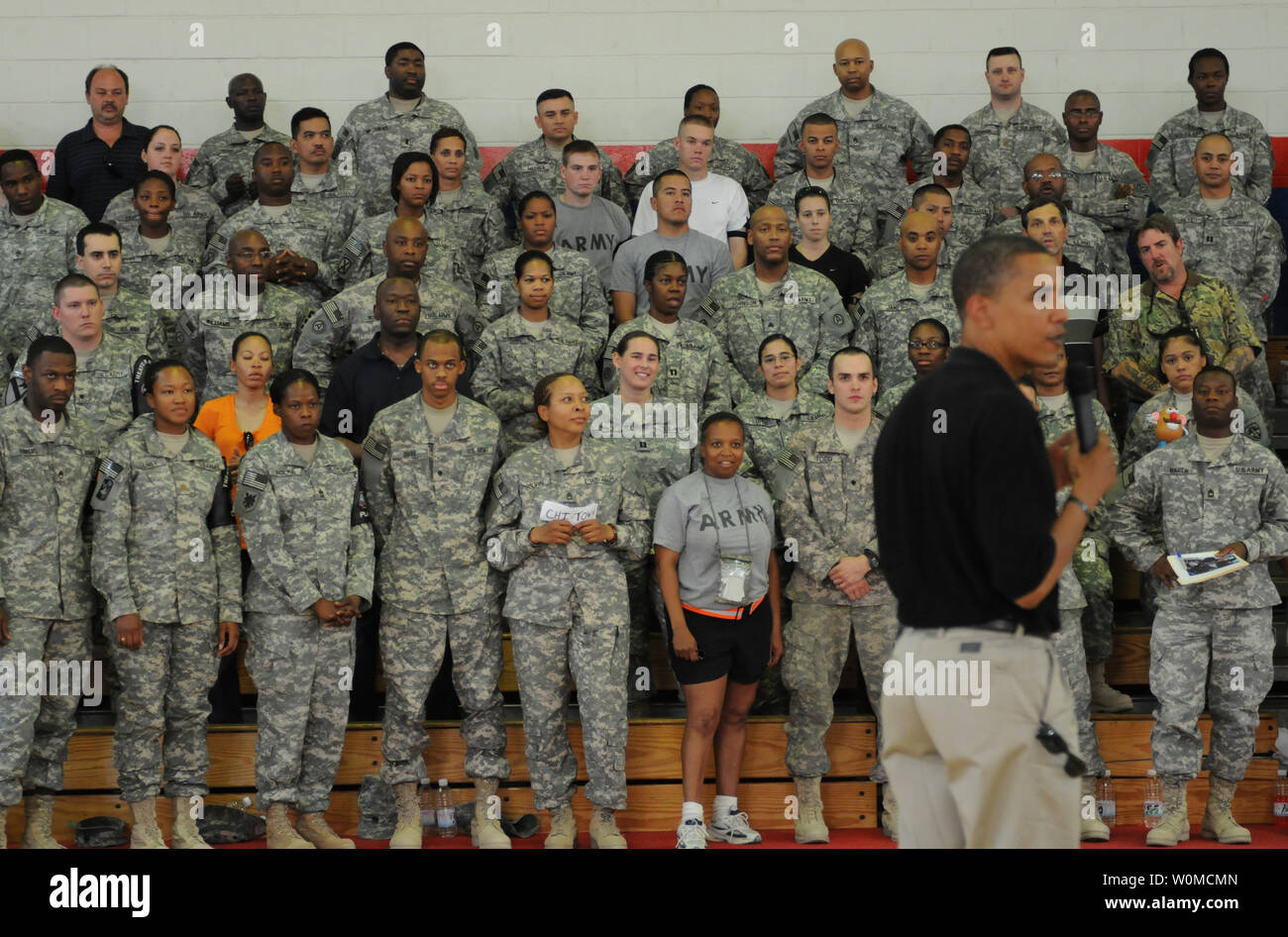 Vermutliches demokratischen Präsidentschaftskandidaten Senator Barack Obama (D-IL) Adressen militärischen Service Mitglieder im Camp Arifjan, Kuwait während seiner Reise in den Nahen Osten am 18. Juli 2008. (UPI Foto/Jarod Perkioniemi/U.S. Militär) Stockfoto