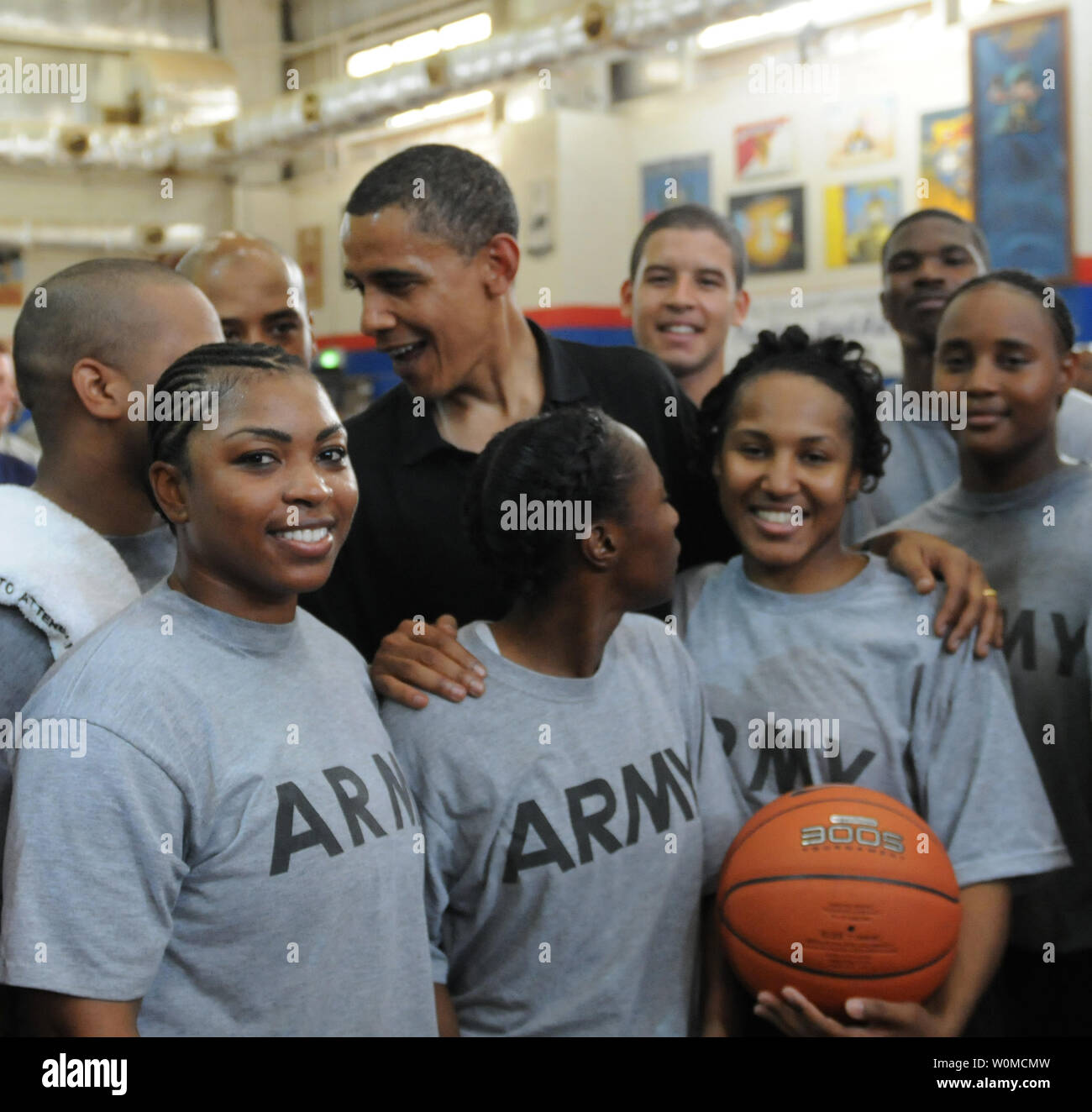 Vermutliches demokratischen Präsidentschaftskandidaten Senator Barack Obama (D-IL) nimmt Fotos mit militärischen Service Mitglieder im Camp Arifjan, Kuwait während seiner Reise in den Nahen Osten am 18. Juli 2008. (UPI Foto/Jarod Perkioniemi/U.S. Militär) Stockfoto