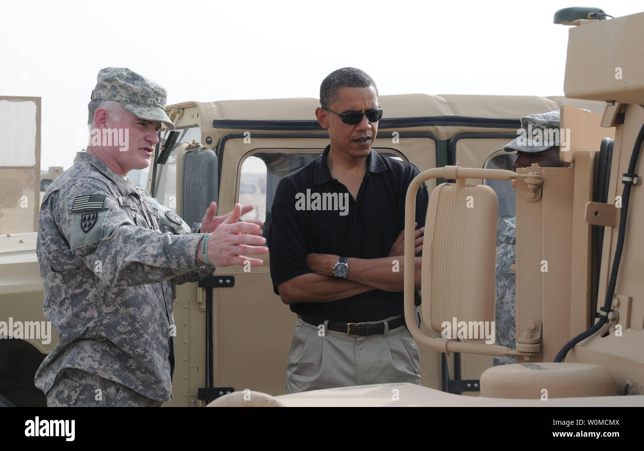 Generalmajor Charles ein Anderson (L), stellvertretenden kommandierenden General der US Army Central Command, erklärt die Unterschiede zwischen Humvees demokratischen Präsidentschaftskandidaten Senator Barack Obama (D-IL) im Camp Arifjan, Kuwait am 19. Juli 2008 vermutliche. (UPI Foto/Brooks Fletcher/U.S. Armee) Stockfoto