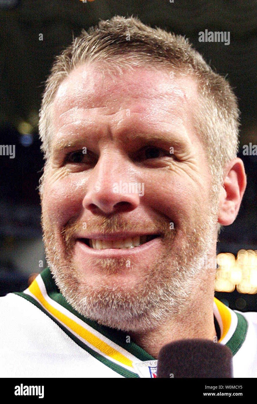 Green Bay Packers Quarterback Brett Favre, in diesem Dezember 16, 2007, Foto, ist alles Lächeln nach dem Verpacker Spiel gegen die St. Louis Rams in St. Louis am 16. Dezember 2007. Die Green Bay Packers haben ihre drei MVP und Super Bowl preisgekrönten Quarterback der New York Jets nach einem Monat des Tumultes zwischen Favre und die Verpacker, 8. August 2008 gehandelt. Favre, der kam aus dem Ruhestand letzter Monat, war folgende gehen Umläufe von Sitzungen, die sich in den Handel. (UPI Foto/Rechnung Greenblatt/Dateien) Stockfoto