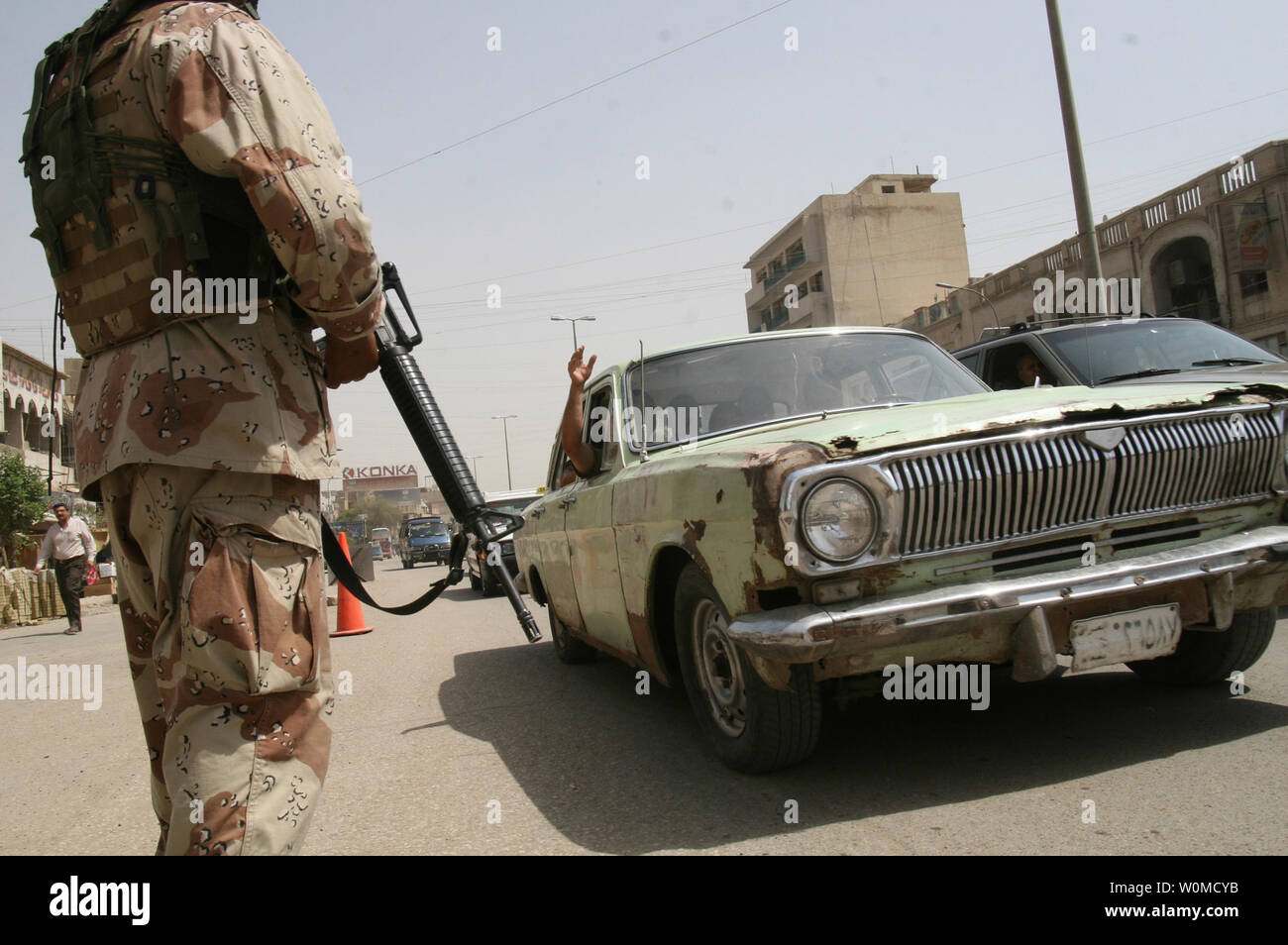 Einen irakischen Soldaten bemannt ein Security Checkpoint in Bagdad am 6. August 2008. Nach einer Regierung Accounting Office Bericht Irak angesammelt hat einen 79,3 Milliarden Dollar Überschuss, dennoch ist wenig über den Wiederaufbau, für die die Vereinigten Staaten sind die meisten Kosten konfrontiert. (UPI Foto/Ali Jasim) Stockfoto