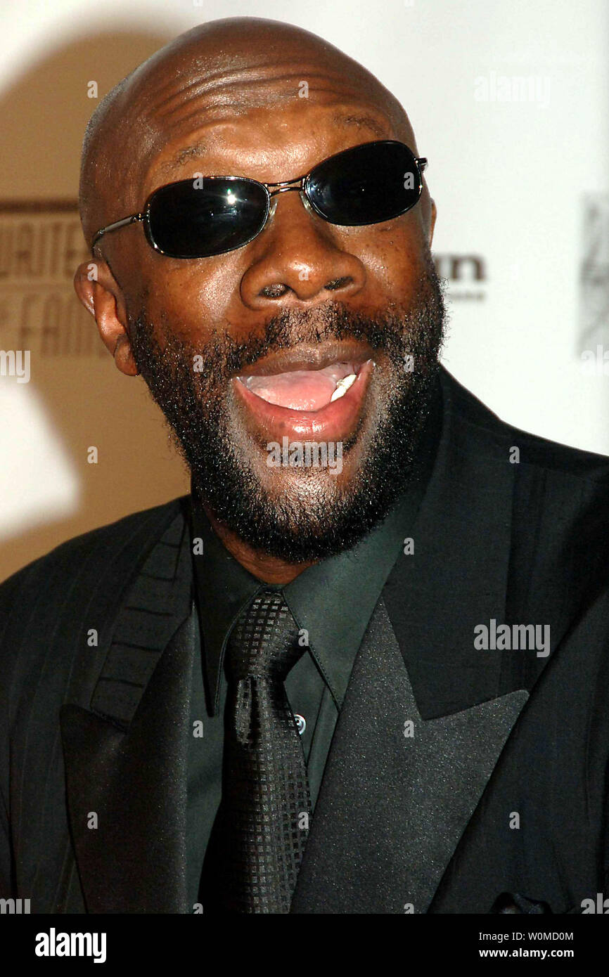 Musiker Isaac Hayes, in diesem Juni 9, 2005 Datei Foto bei der 36. jährlichen Songwriters Hall of Fame Preisverleihung in New York, war tot heute in seinem Haus in Memphis, Tennessee, 10. August 2008 gefunden. Er wurde 65. (UPI Foto/Ezio Petersen/Dateien) Stockfoto