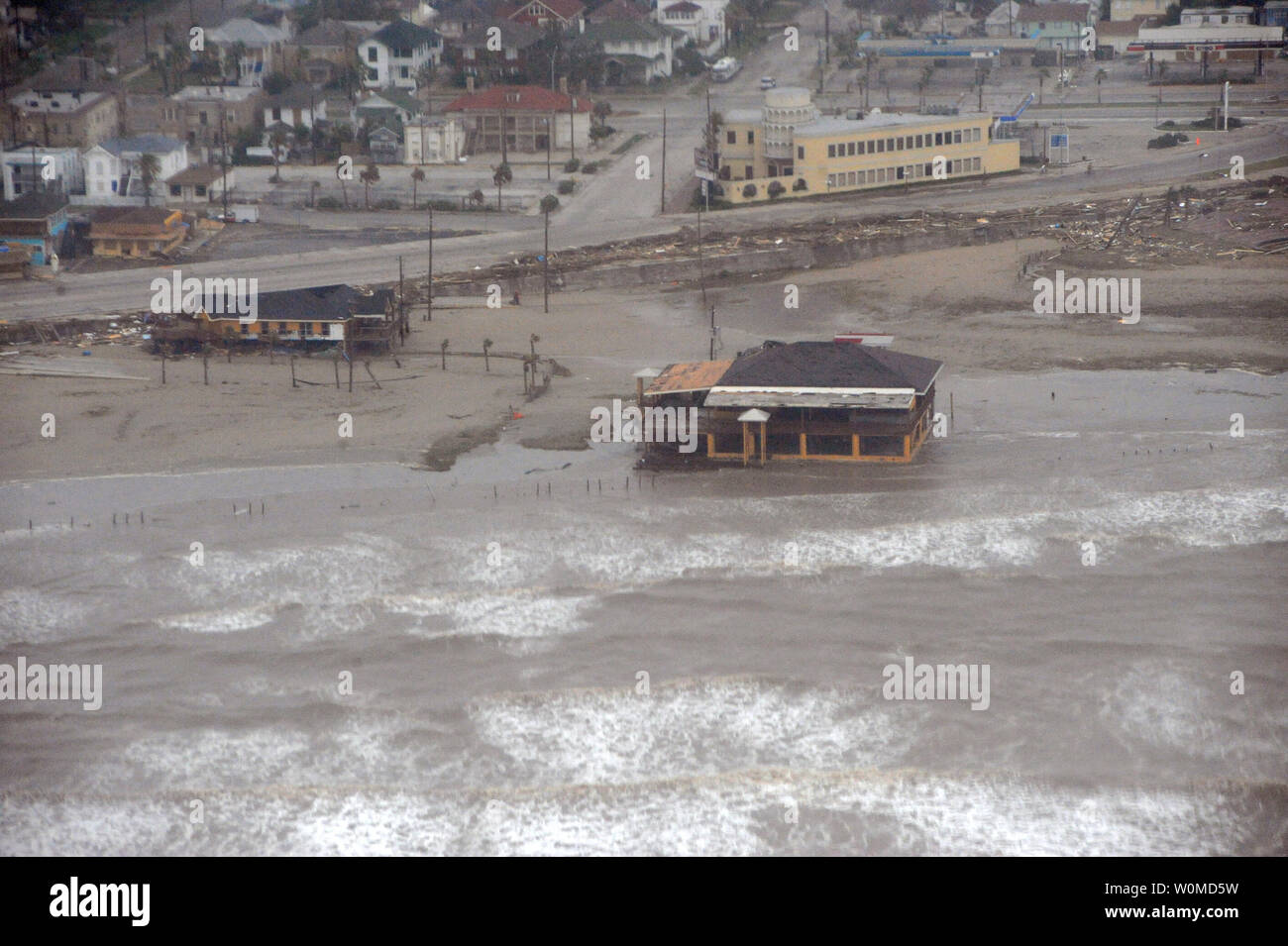 Diese Küstenwache Foto von Galveston Island, Texas zeigt Beschädigung und Zerstörung während des Hurrikans Ike am 13. September 2008. (UPI Foto/US Coast Guard/Tom Atke) Stockfoto