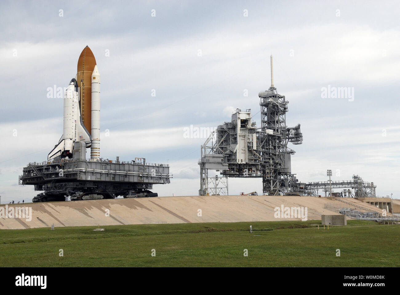 Space Shuttle Endeavour ist langsam am Kennedy Space Center der NASA in Florida zu Launch Pad 39A am 23. Oktober 2008 rollte. Der Umzug begann um 8:28 Uhr EDT und wird sich bemühen, für die letzten Schritte in der Verarbeitung vor der Einführung, für November 14, 2008 um 7:55 Uhr EST. Sieben Astronauten Fliegen zu Bemühen der Internationalen Raumstation während der STS-126-Mission, tragen rund 19.000 Pfund von Ausrüstung und Material, in die Multi-purpose Logistics Module Leonardo, das schließlich ermöglichen die Station sechs Bewohner zu Host statt bisher drei. (UPI Foto/Kim Shif Stockfoto