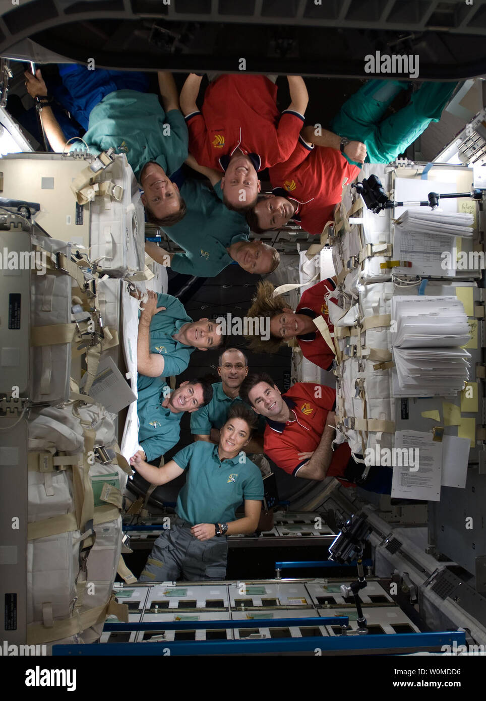 In diesem Novemner 21, 2008 NASA Bild Mitglieder der Internationalen Raumstation ISS und Space Shuttle Endeavour Besatzungen für eine Gruppe portrait warf nach einem Video Pressekonferenz. Astronauten Donald Pettit erscheint bei Foto Center. Gerade unter Pettit ist Astronaut Heidemarie Stefanyshin-Piper. Im Uhrzeigersinn von Ihrer Position sind Astronauten Shane Kimbrough, Steve Bowen, Eric Boe, Chris Ferguson und Michael Fincke, zusammen mit Kosmonaut Juri Lontschakow und Astronauten Sandra Magnus und Gregory Chamitoff. (UPI Foto/NASA) Stockfoto