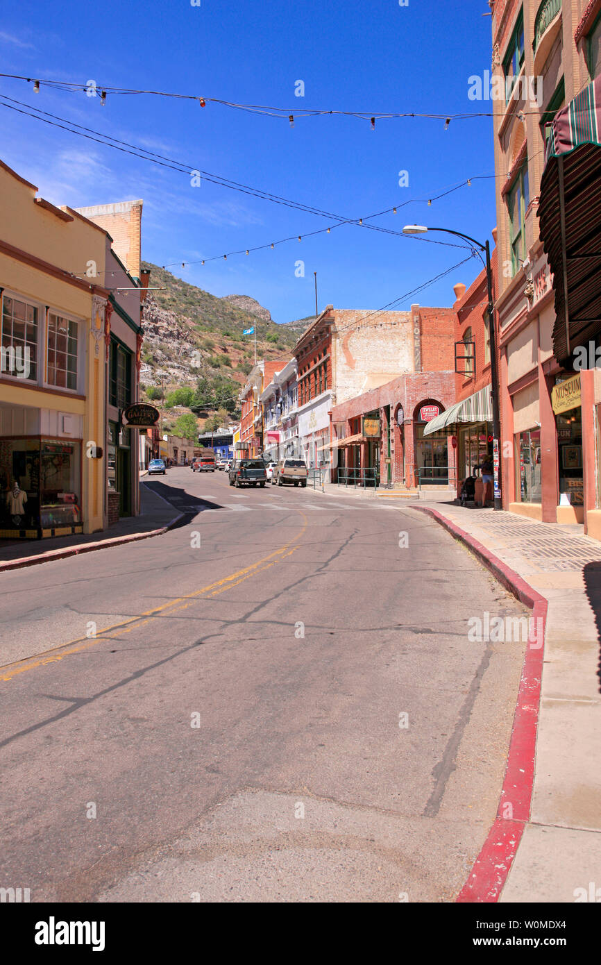 Unternehmen, die auf der Hauptstraße auch genannt Tombstone Canyon Road im pulsierenden Herzen von Downtown Historic Bisbee, AZ Stockfoto