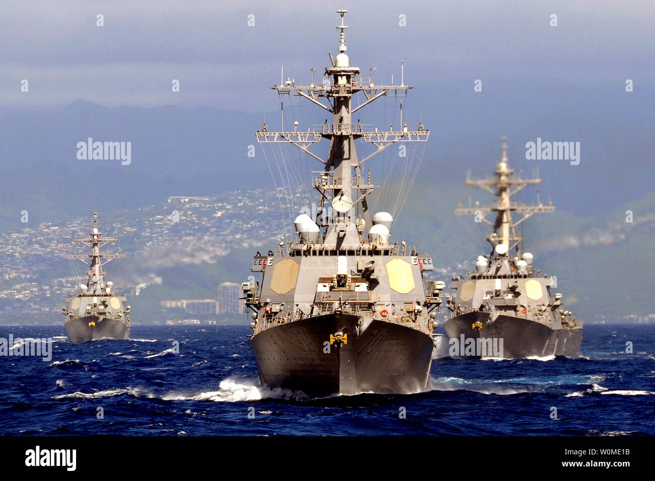 Geführt - Flugzerstörer USS Paul Hamilton (DDG60), USS Hopper (DDG70) und USS Russell (DDG59) Segeln in der Ausbildung während der Commander, Naval Surface Gruppe Mitte Pacific Surface Combatant Group Segeln, im Pazifischen Ozean und am 15. Januar 2009. (UPI Foto/Michael A. Lantron/U.S. Marine) Stockfoto