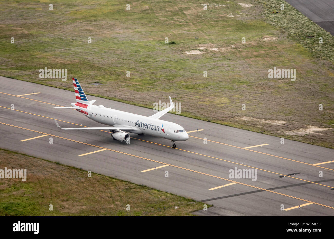 NEW YORK, VEREINIGTE STAATEN VON AMERIKA - Juni 17, 2019: ein American Airlines commuter Jets bewegt sich über das Rollfeld des JFK International Airport in New York i Stockfoto