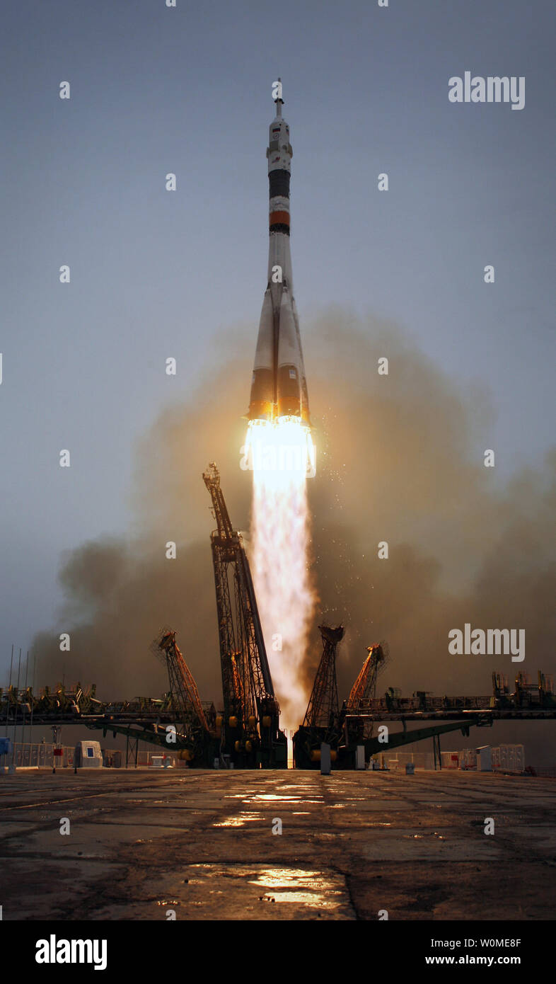 Die Sojus TMA-14, Durchführung der Expedition 19 Kommandanten Gennadi Padalka, I. Bordingenieur Michael R. Barratt und Raumflugteilnehmer Charles Simonyi zur Internationalen Raumstation, startet vom Kosmodrom Baikonur in Kasachstan am 26. März 2009. (UPI Foto/Bill Ingalls/NASA) Stockfoto