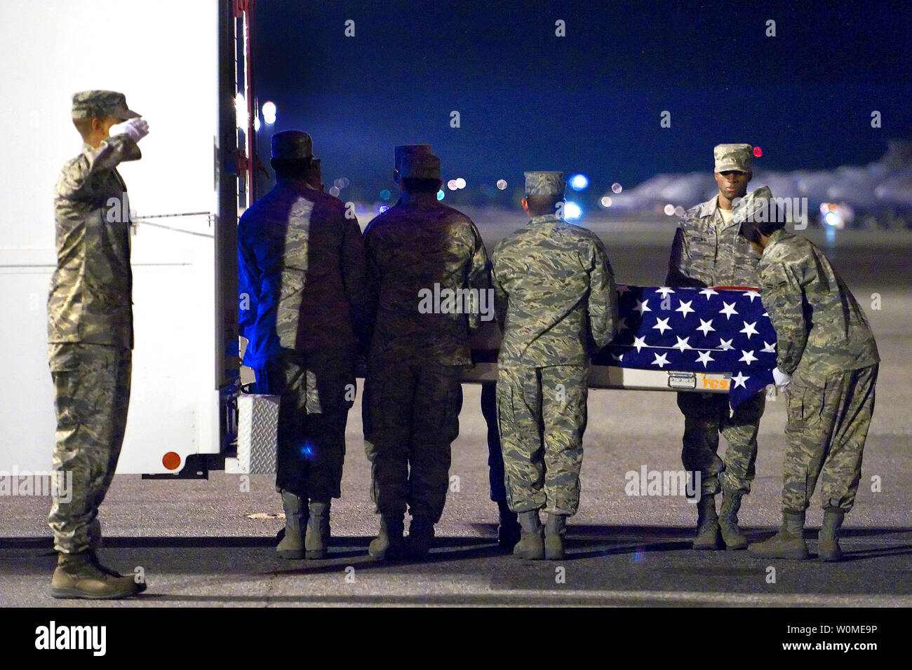 Der Körper der US Air Force Staff Sergeant Phillip A. Myers, der Hopewell, Virginia ist bei der Ankunft in Dover Air Force Base, Arizona spät am 5. April 2009. Myers starb am 4. April in der Nähe der Provinz Helmand, Afghanistan von Wunden von einem Improvised Explosive Device gelitten. Dies war eine der ersten würdige Übertragungen fotografiert unter der neuen Abteilung der Verteidigungspolitik. (UPI Foto/Roland Balik/USAF) Stockfoto