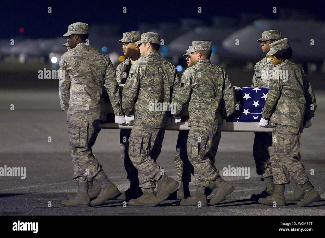 Der Körper der US Air Force Staff Sergeant Phillip A. Myers, der Hopewell, Virginia ist bei der Ankunft in Dover Air Force Base, Arizona spät am 5. April 2009. Myers starb am 4. April in der Nähe der Provinz Helmand, Afghanistan von Wunden von einem Improvised Explosive Device gelitten. Dies war eine der ersten würdige Übertragungen fotografiert unter der neuen Abteilung der Verteidigungspolitik. (UPI Foto/Roland Balik/USAF) Stockfoto