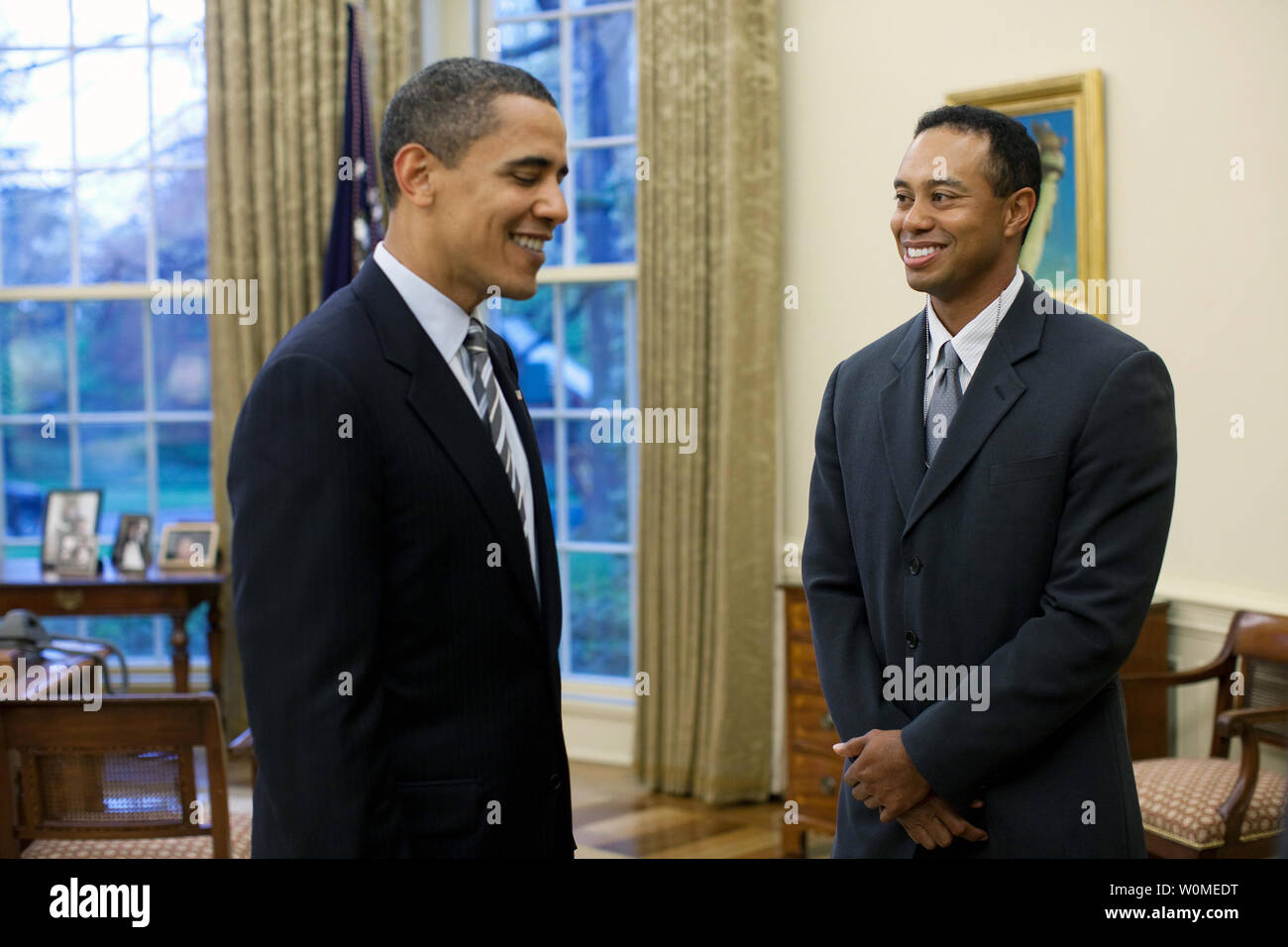 Us-Präsident Barack Obama (L) grüsst professioneller Golfspieler Tiger Woods im Oval Office des Weißen Hauses in Washington am 20. April 2009. Woods besucht das Weiße Haus Montag im Anschluss an eine Pressekonferenz für das AT&T National, das PGA Tour Woods Gastgeber im Congressional Country Club 29. Juni - 5. Juli. (UPI Foto/Pete Souza / Weiße Haus) Stockfoto