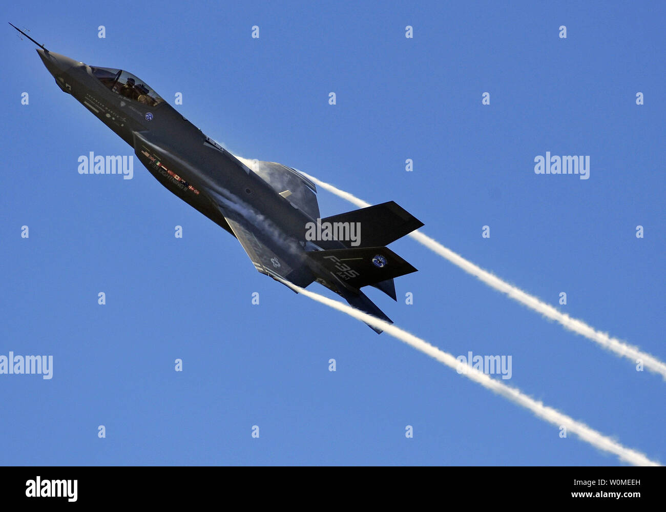 Eine F-35 Lightning II Joint Strike Fighter test aircraft Banken über die flightline in Eglin Air Force Base in Florida auf, 23. April 2009. Das Flugzeug ist der erste F-35 die Basis, die die Zukunft der Heimat der JSF-Training zu besuchen. (UPI Foto/Julianne Showalter/US Air Force) Stockfoto